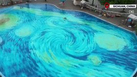 VIDEO Piscina Van Gogh, noul obiectiv turistic! Modul inedit prin care își atrage clienții